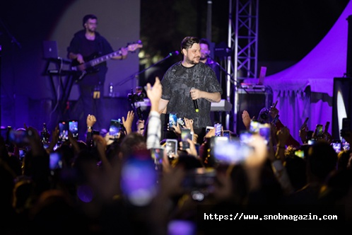 Ekin Uzunlar konserinde yeni adet! Telefon imzalattılar