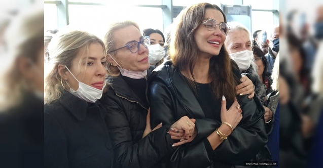 Babasını Kaybeden Özge Ulusoy&#039;dan Yürek Burkan Paylaşım 