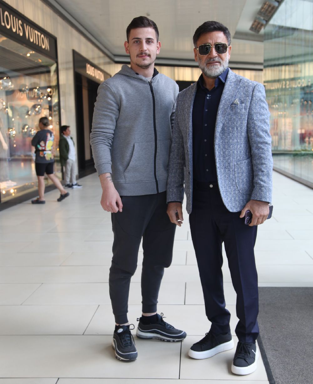 İzzet Yıldızhan Diyarbakır dönüşü oğluyla alışverişte