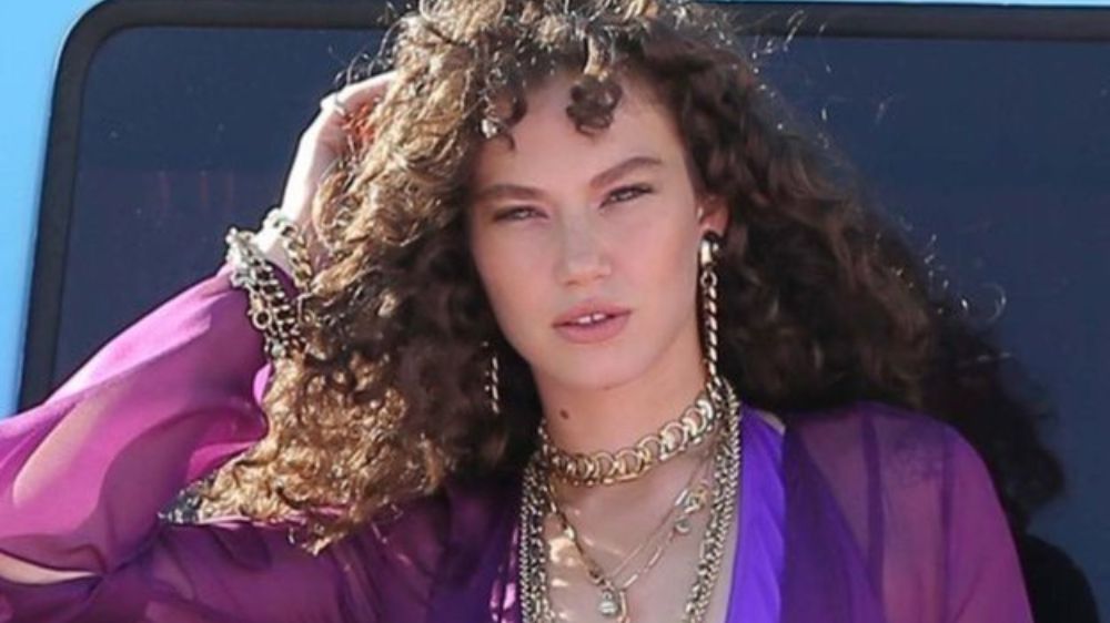 Melisa Şenolsun gece yarası caminin kapısını açmaya çalıştı