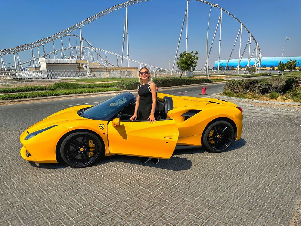 Merve Mermer Dubai'de yolların tozunu attırdı