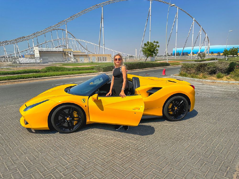 Merve Mermer Dubai'de yolların tozunu attırdı