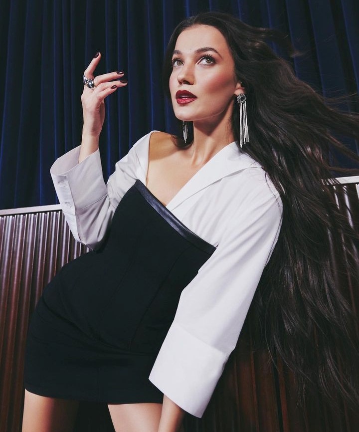 Pınar Deniz'in paylaştığı afişteki detay dikkat çekti