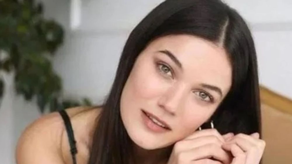 Pınar Deniz'in paylaştığı afişteki detay dikkat çekti