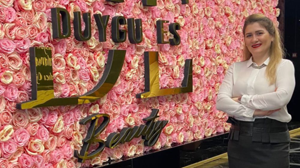 Uzman Estetisyen Duygu Es: Kozmetik zamlarına çözüm kalıcı makyaj