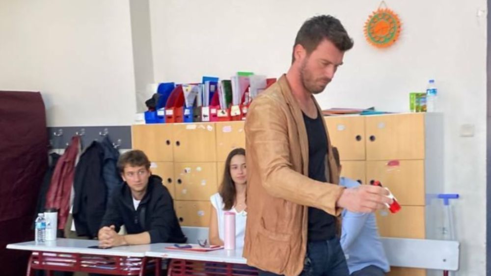 Kıvanç Tatlıtuğ ve Başak Dizer oyunu kullandı