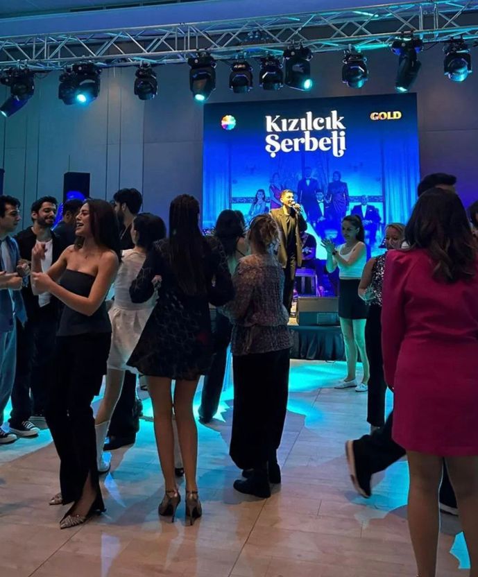 Kızılcık Şerbeti sezon finalini kutladı