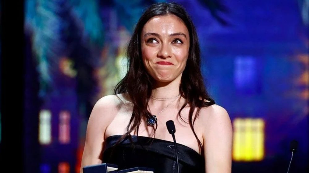 Merve Dizdar Cannes Film Festivali'nde En İyi Kadın Oyuncu ödülünü aldı