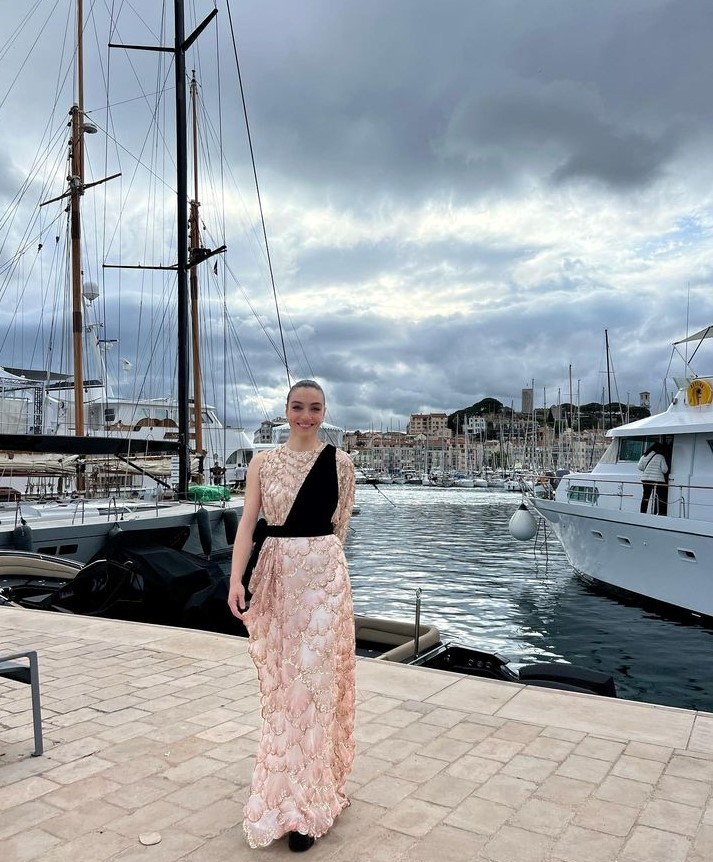 Merve Dizdar Cannes Film Festivali'nde giydiği elbisesinin eleştirilmesine açıklık getirdi