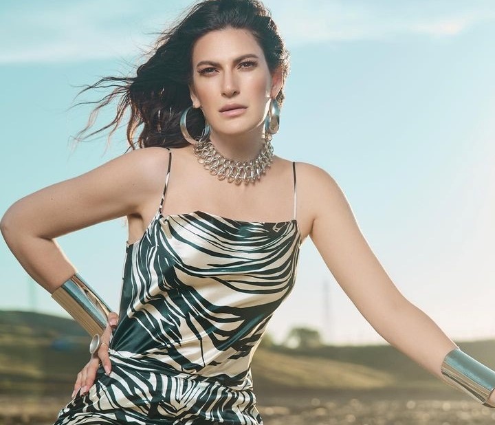 Pınar Soykan'dan uzun boylu şarkıcılara gönderme