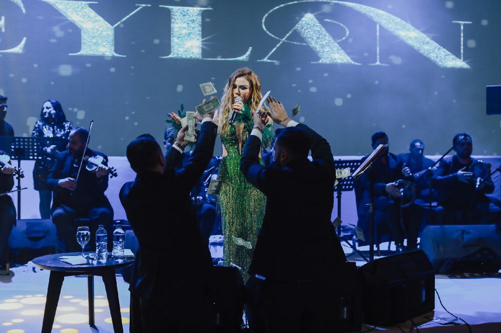 Ünlü şarkıcı Ceylan'ın sahnesine dolar yağdı   