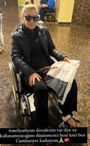 Ünlü şarkıcı Zeynep Mansur tekerlekli sandalyeyle oy kullanmaya gitti