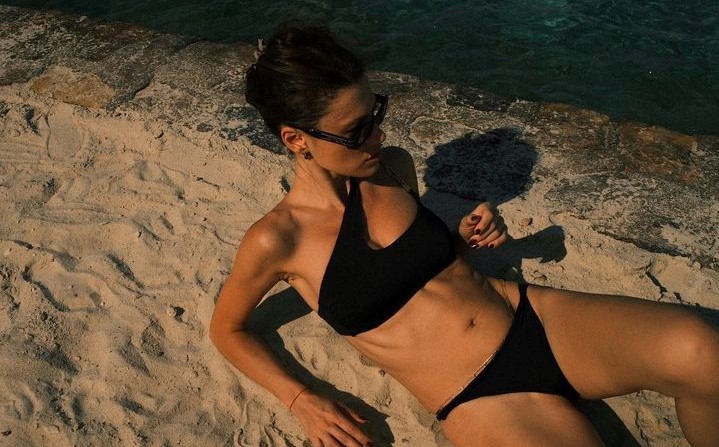 Aile dizisinin yıldızı Yüsra Geyik'ten bikinili pozlar