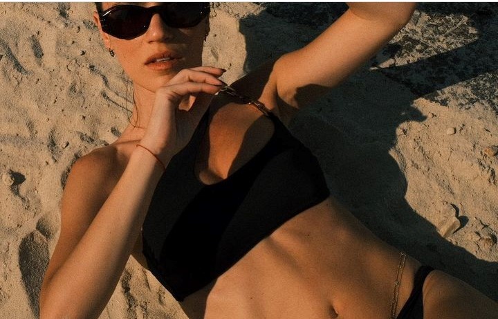 Aile dizisinin yıldızı Yüsra Geyik'ten bikinili pozlar