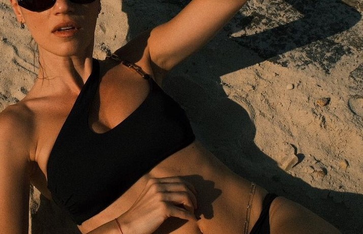 Aile dizisinin yıldızı Yüsra Geyik'ten bikinili pozlar