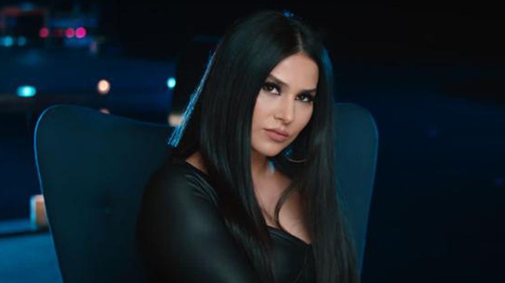 Azeri güzeli şarkıları üçledi