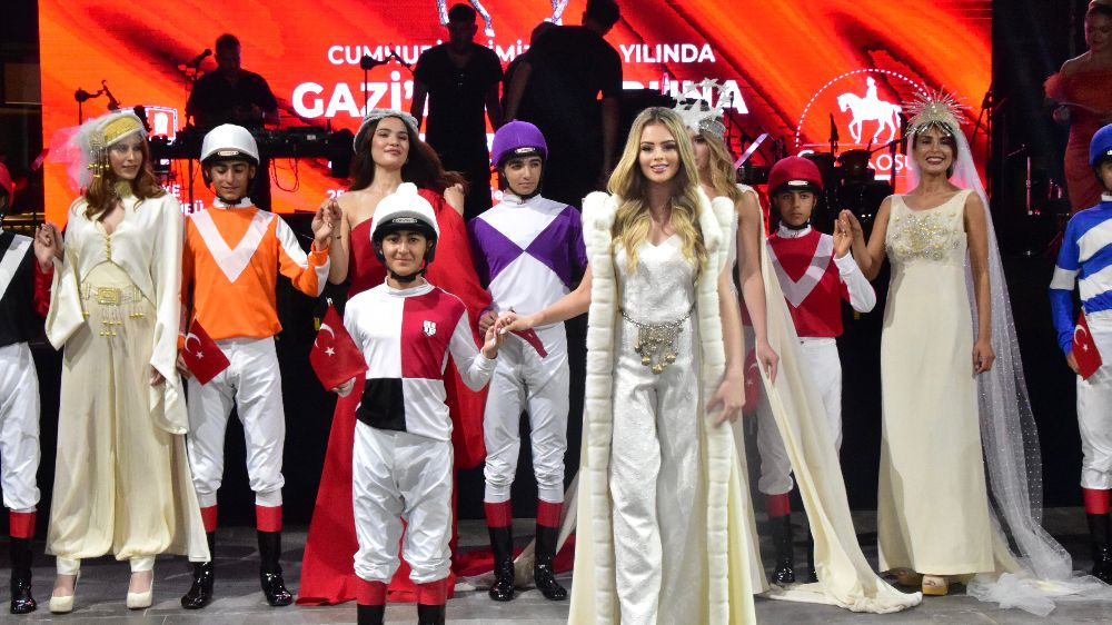 Düğünden sonra ilk defile