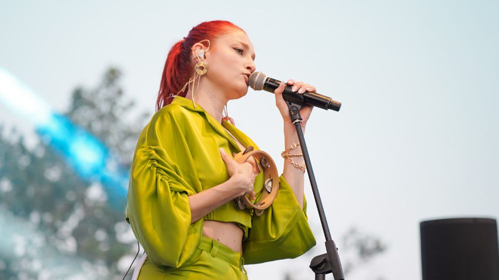 Güliz Ayla gözlükleri isteyen hayranına gözlük hediye etti