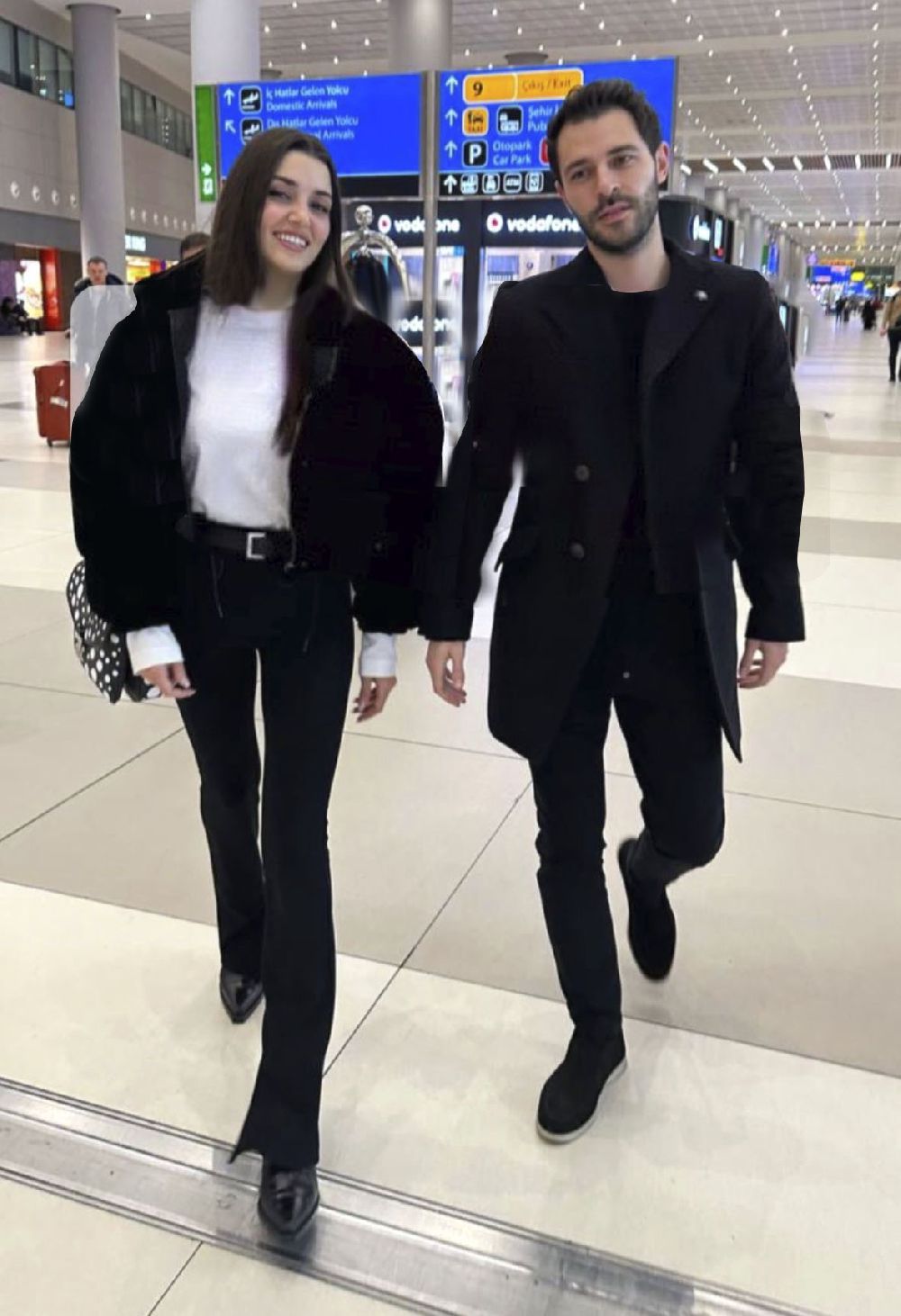 Hande Erçel'in telefon kapağındaki fotoğraf dikkat çekti!