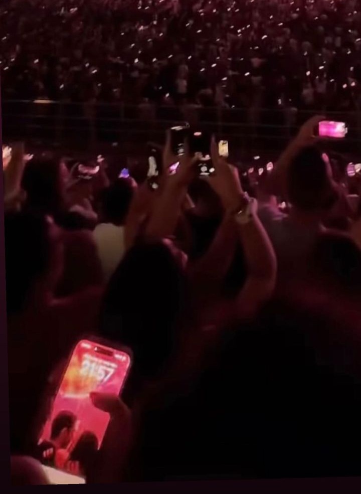 Hande Erçel'in telefon kapağındaki fotoğraf dikkat çekti!