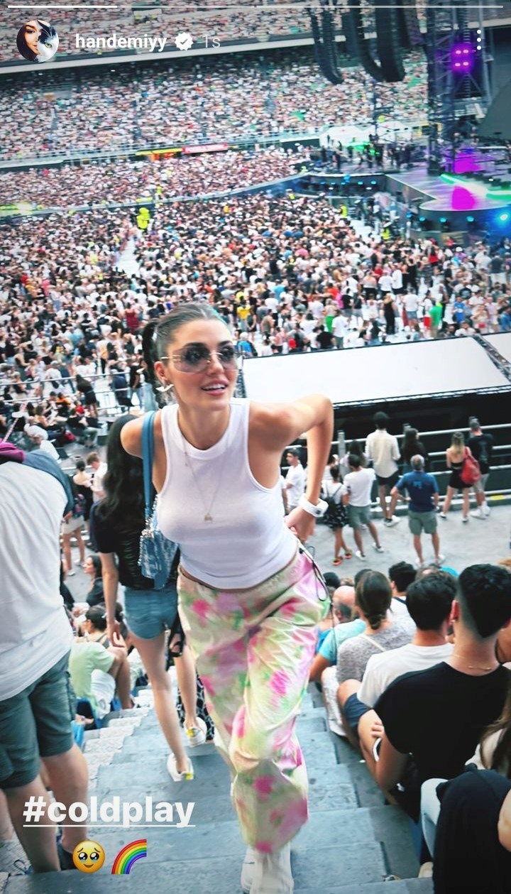 Hande Erçel'in telefon kapağındaki fotoğraf dikkat çekti!