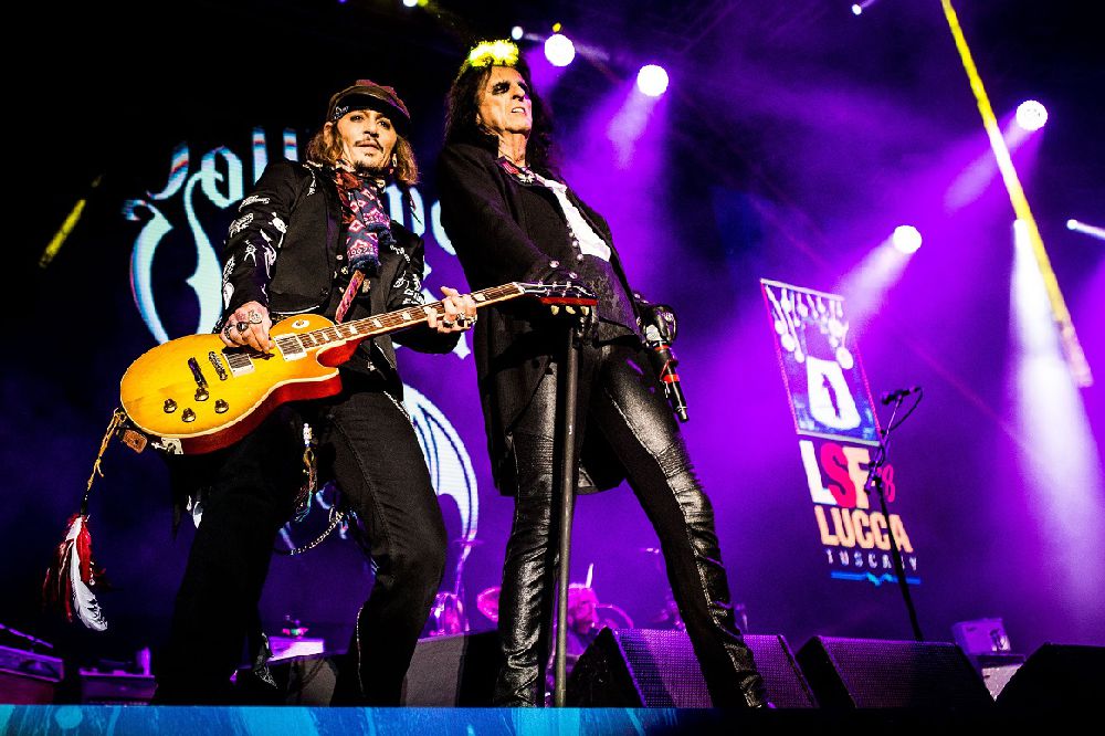 Johnny Depp, Alice Cooper ve Joe Perry'den oluşan Hollywood Vampires grubu İstanbul konserini depremzedelere bağışlıyor