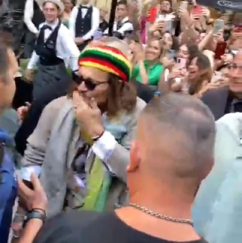 Johnny Depp koltuk değnekleriyle yürüdü