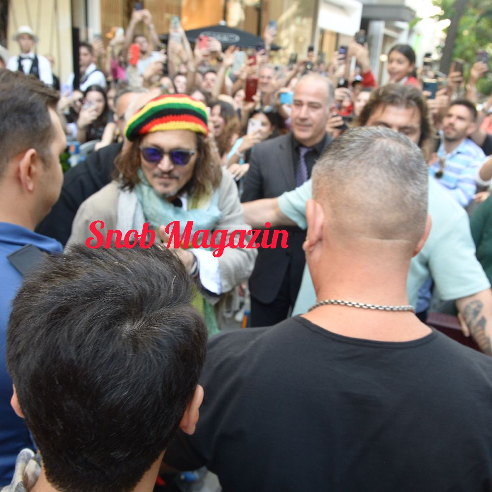 Johnny Depp koltuk değnekleriyle yürüdü