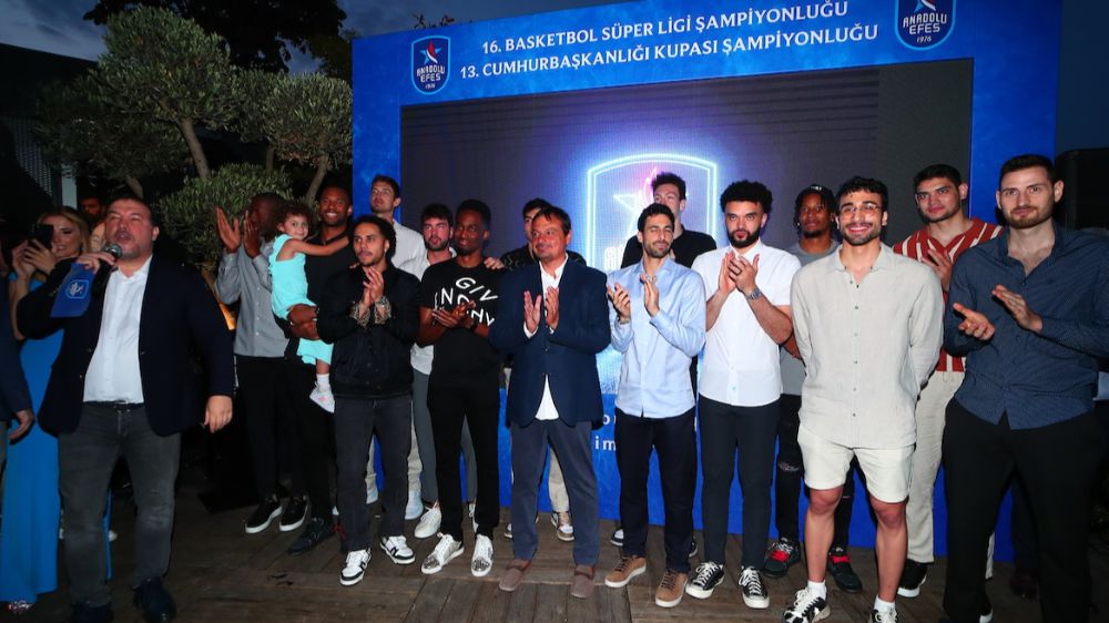 Türk basketbolunun lokomotifi Anadolu Efes şampiyonluklarını kutladı