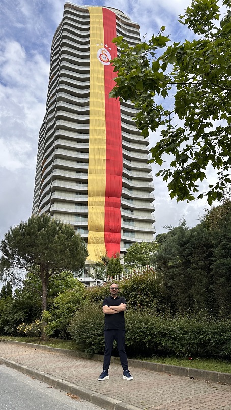 Ünlü iş insanı Erdinç Acar'dan dev Galatasaray bayrağı
