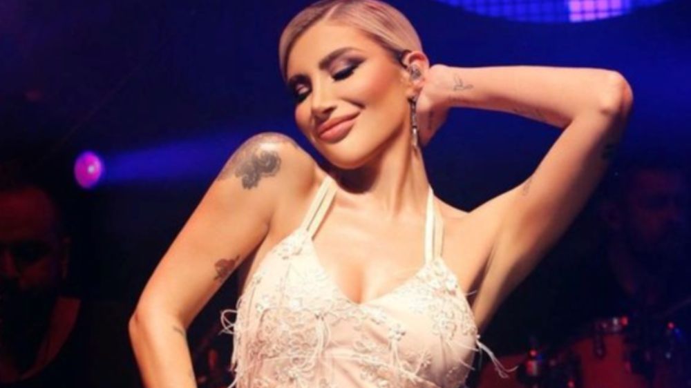 Ünlü şarkıcı İrem Derici'nin bikinili pozları olay yarattı