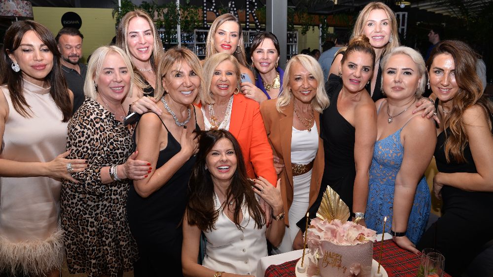 Yeni yaşını dostlarıyla kutladı