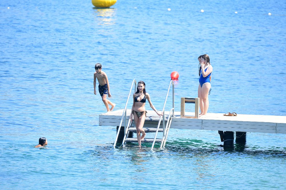 Aslıhan Karalar Bodrum sahillerini güzelliğiyle büyüledi
