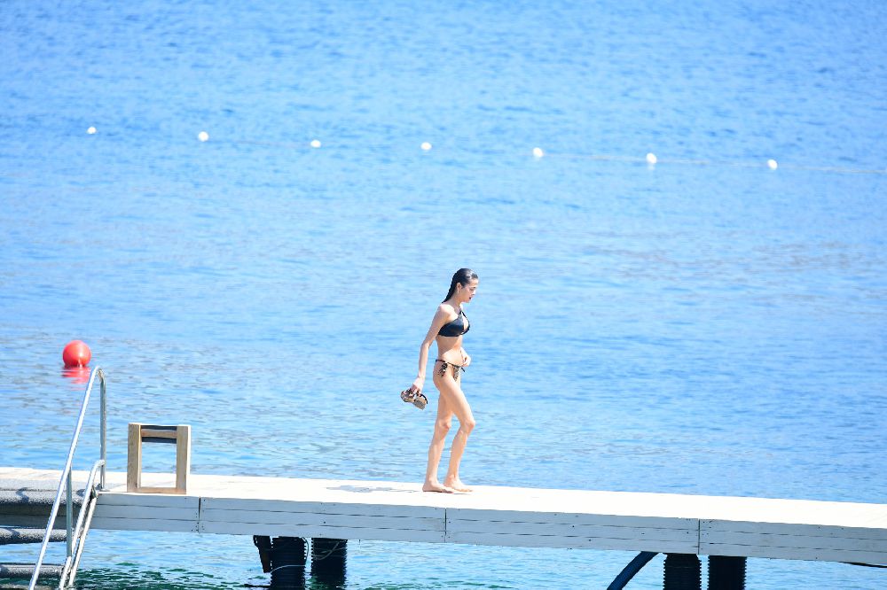 Aslıhan Karalar Bodrum sahillerini güzelliğiyle büyüledi