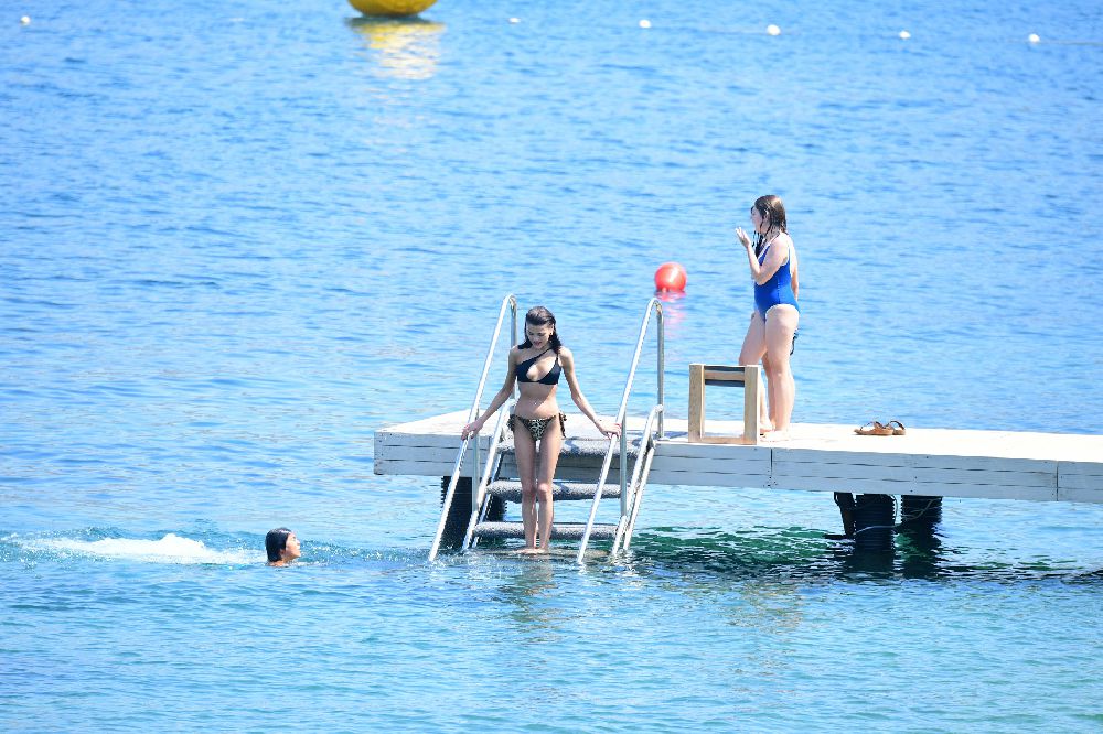 Aslıhan Karalar Bodrum sahillerini güzelliğiyle büyüledi