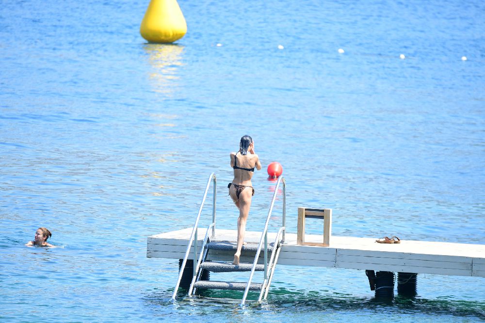 Aslıhan Karalar Bodrum sahillerini güzelliğiyle büyüledi