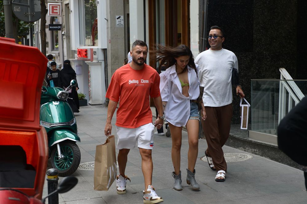 Çiçeği burnunda sevgililer Dilara Aksüyek ile Cenk Şahin alışverişte el ele görüntülendi