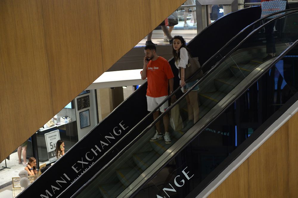 Çiçeği burnunda sevgililer Dilara Aksüyek ile Cenk Şahin alışverişte el ele görüntülendi