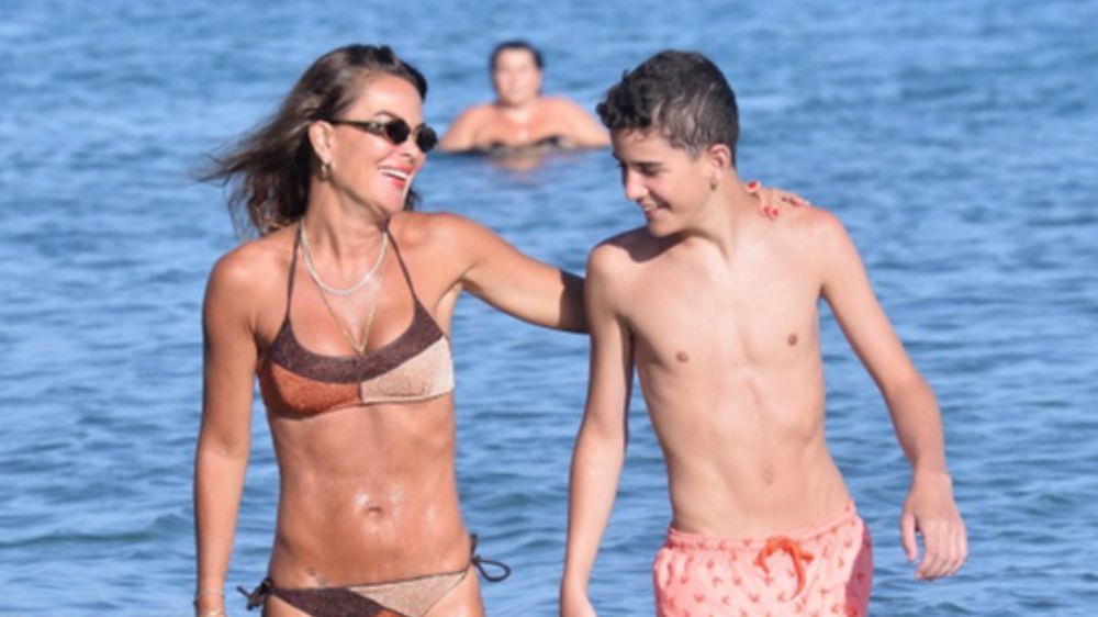 Demir Serter annesi Özlem Yıldız'ı omzuna alıp denize attı