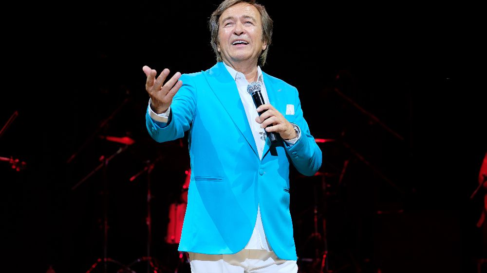 Erol Evgin’den “Güllerin İçinden”