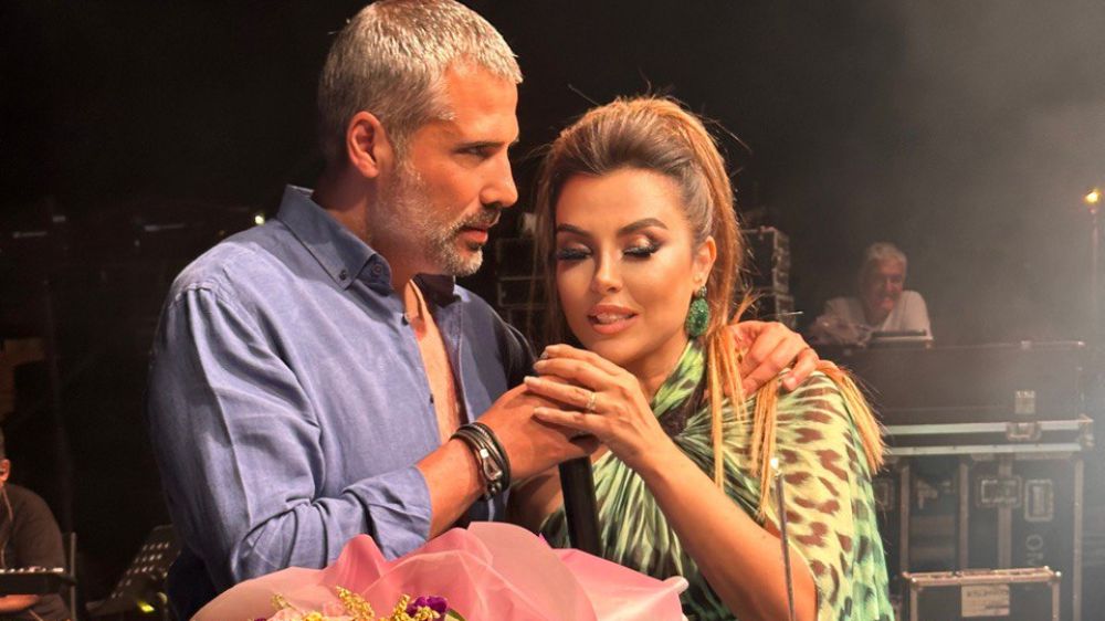 Eşinin doğum gününü sahnede kutladı 