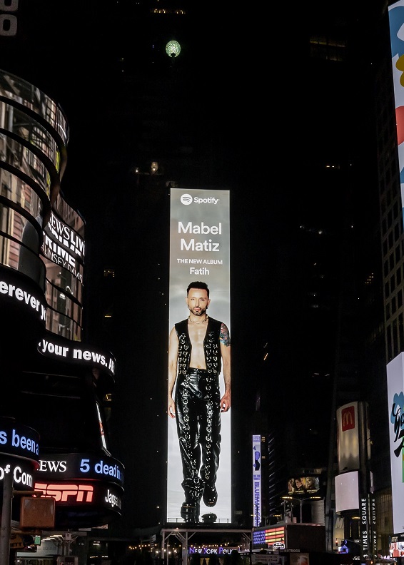 Mabel Matiz New York Times Meydanı'nda