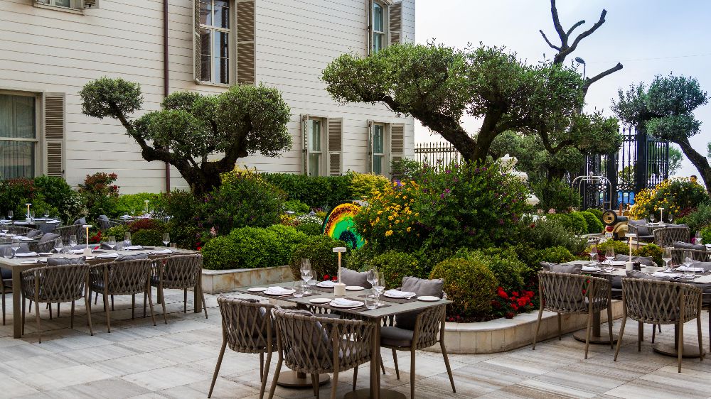 Scalini İstanbul geleneksel İtalyan lezzetlerini yeşiller ile çevrili avlusunda Boğaz’ın mavisi ile buluşturuyor