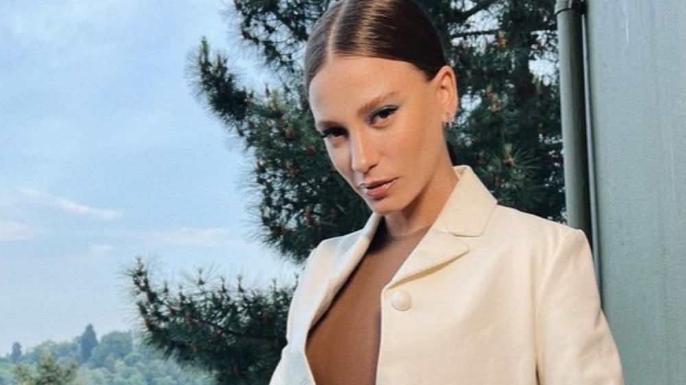  Serenay Sarıkaya kombiniyle gündem oldu