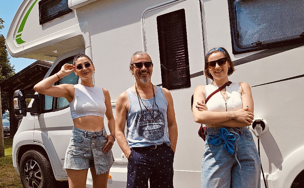 Sitare Akbaş karavanla Avrupa turuna çıktı