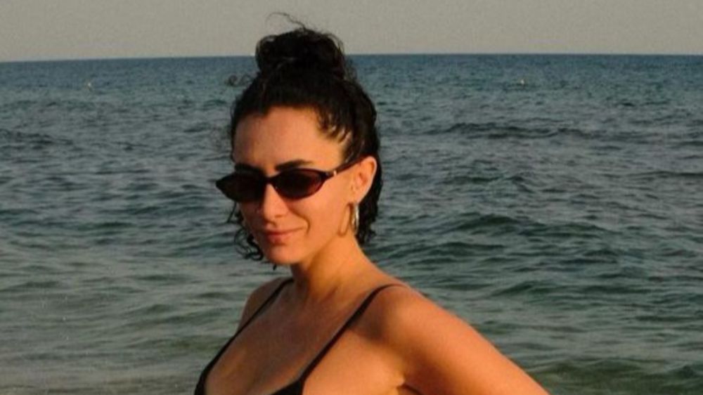 Ünlü oyuncu Hande Doğandemir'den bikinili pozlar