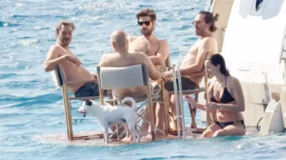 Ünlü oyuncular denizde masa kurdular