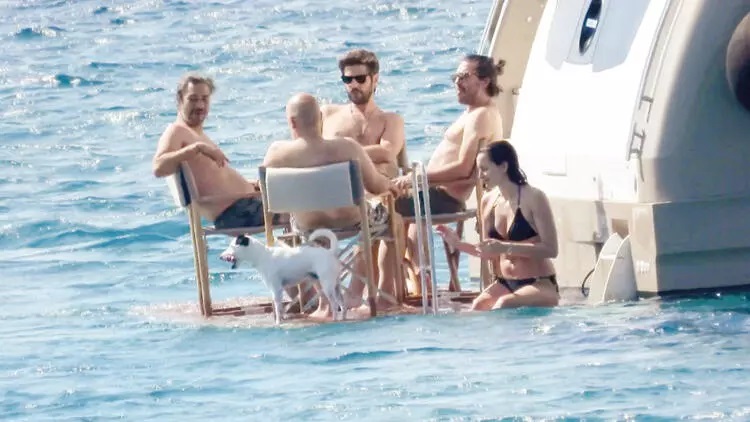 Ünlü oyuncular denizde masa kurdular