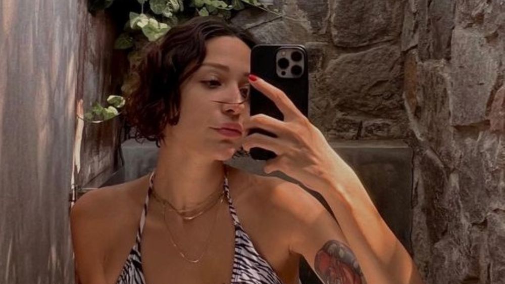 Ünlü şarkıcı Zeynep Bastık'tan bikinili pozlar 