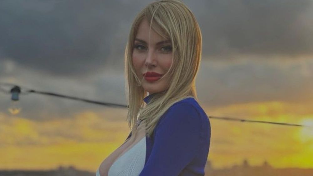 Ünlü sunucu Hande Sarıoğlu'nun bikinili pozları olay yarattı